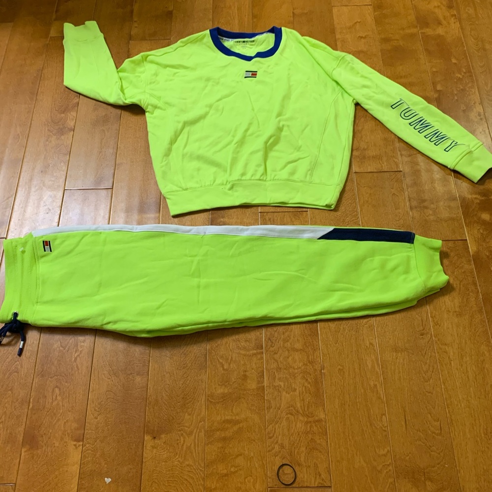Tommy Hilfiger pullover and joggers set